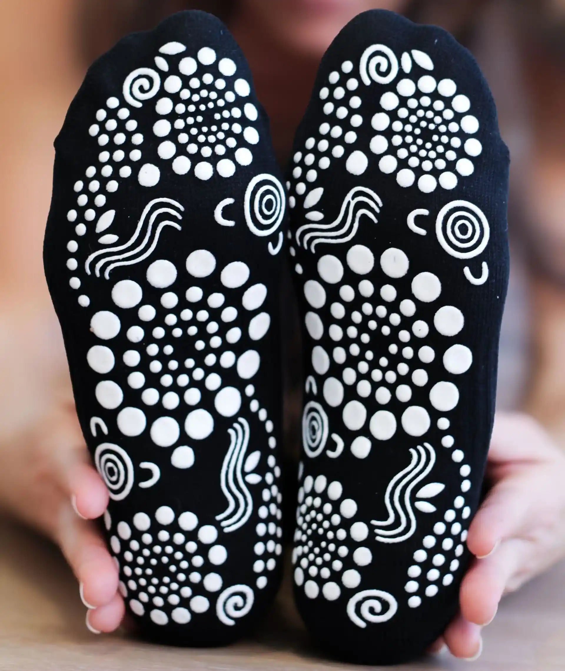 Stretchy athletic socks for women - black/white